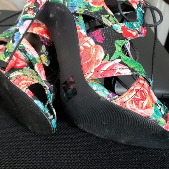 Shoes - Picture 4 of 4